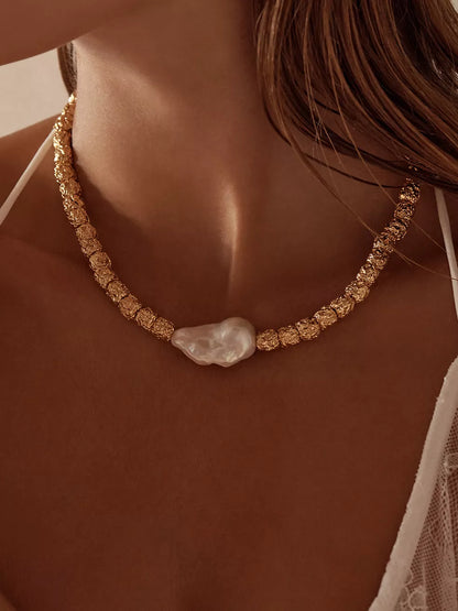 Niche Metallic Baroque Pearl Necklace