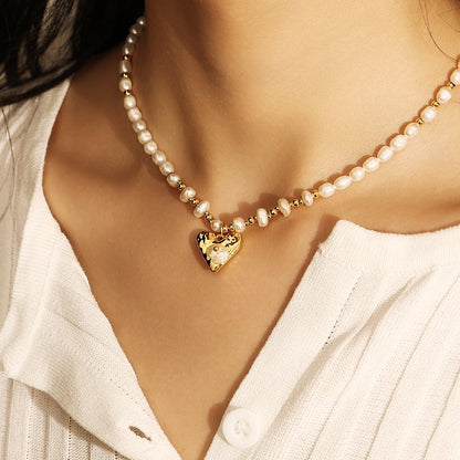 18K gold-plated light luxury natural pearl heart-shaped necklace.