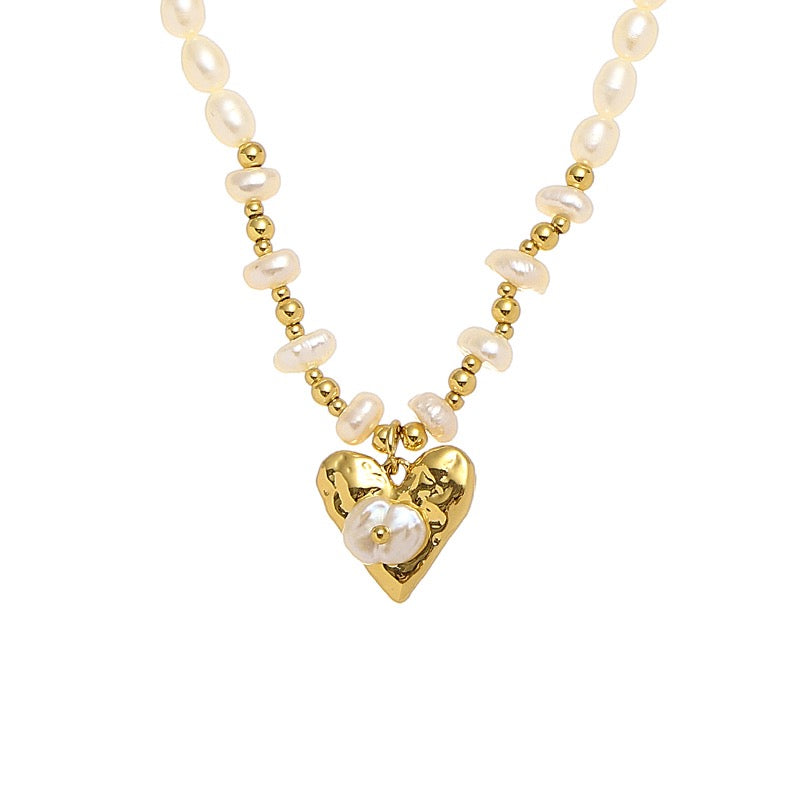 18K gold-plated light luxury natural pearl heart-shaped necklace.