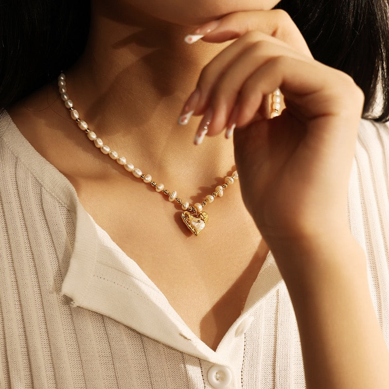 18K gold-plated light luxury natural pearl heart-shaped necklace.