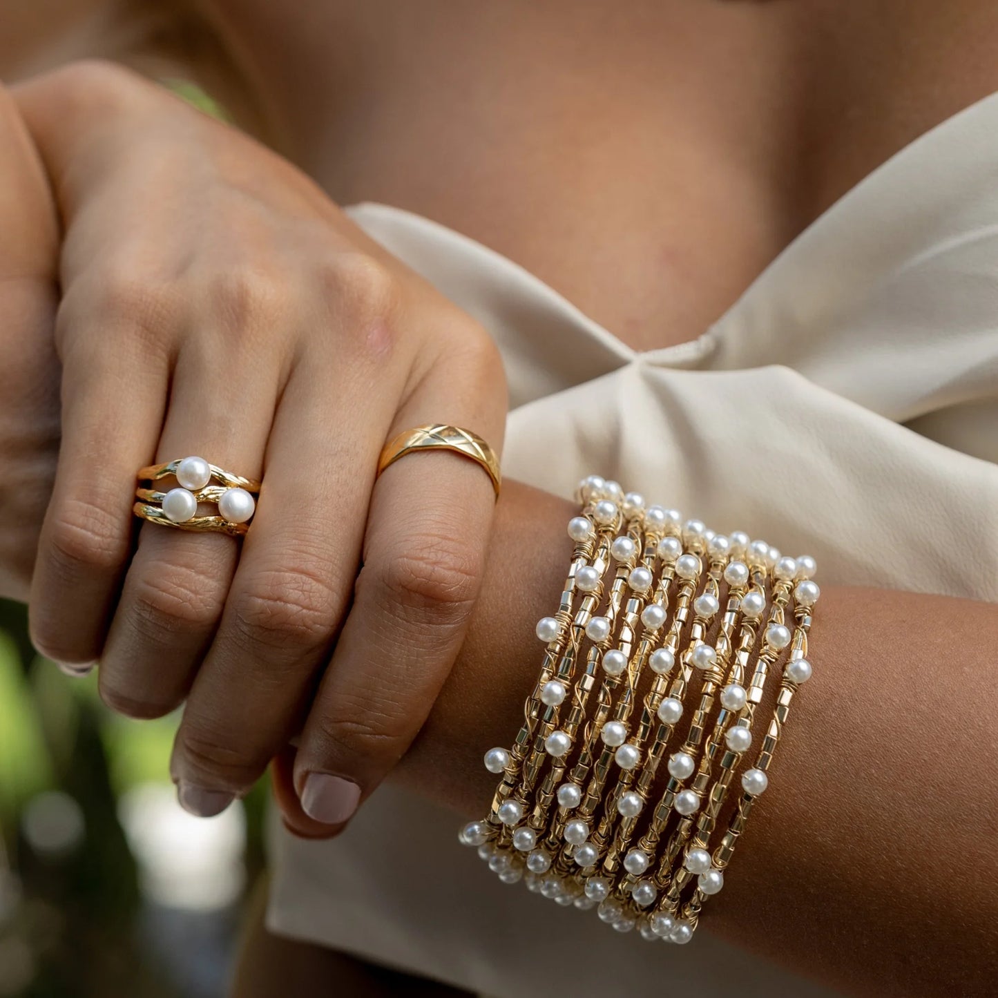 Pearl hollowed-out ring